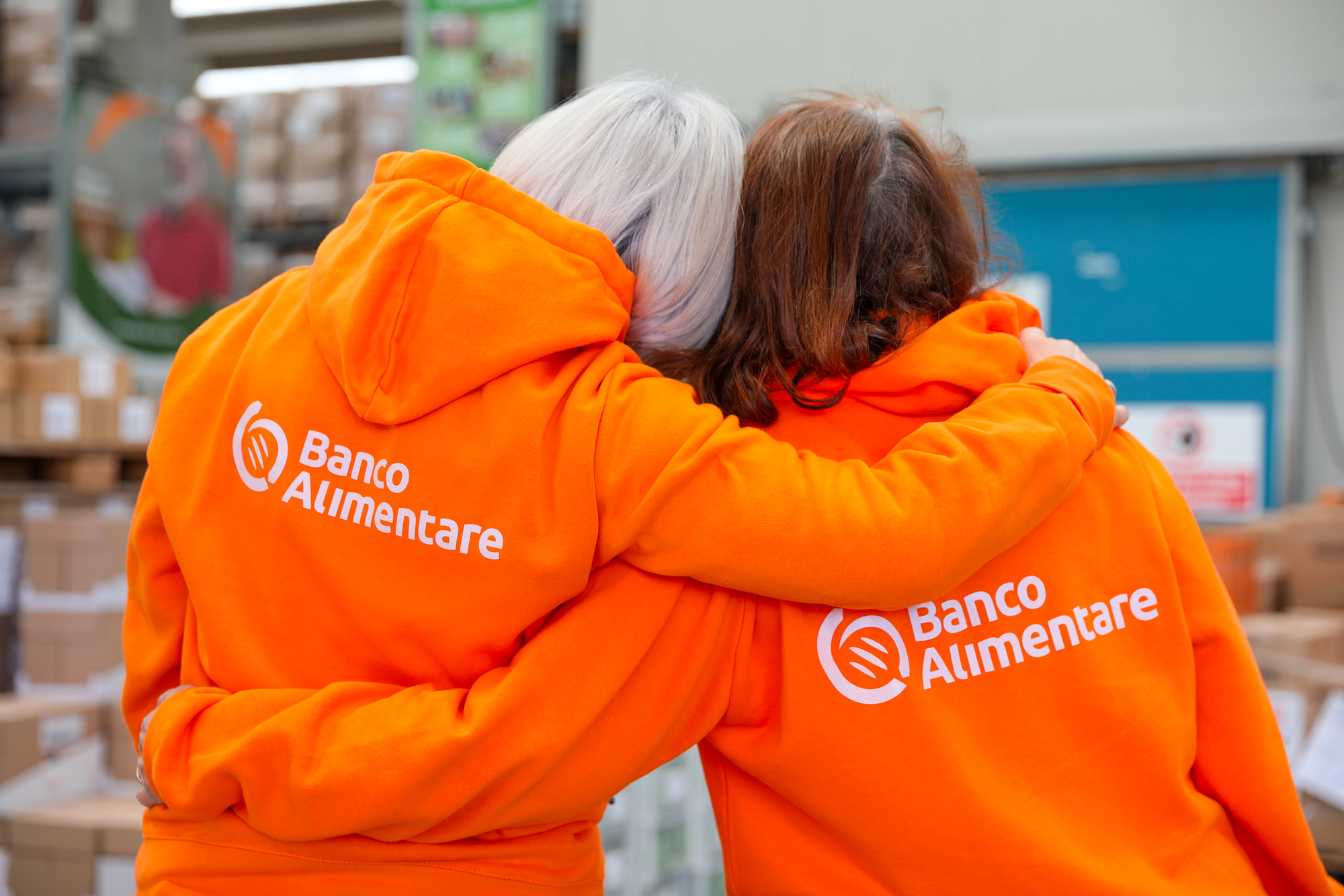 Banco Alimentare Milano, due volontarie si abbracciano