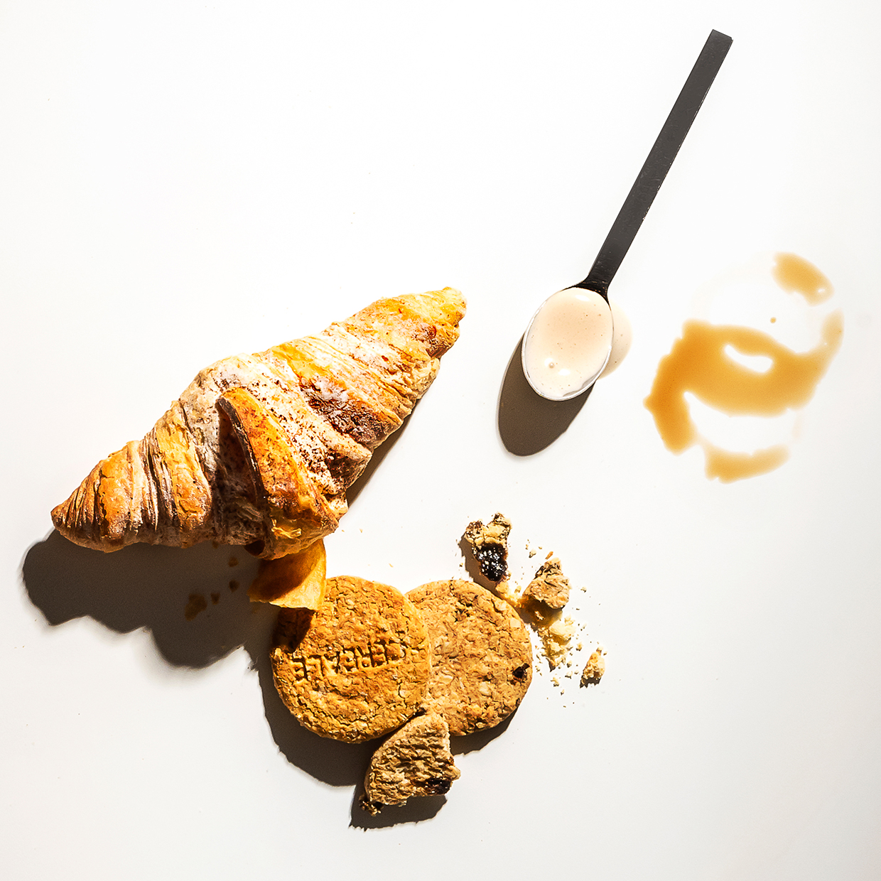 Dolci avanzati con dettaglio del cucchiaino di gelato per il progetto artistico Io rifiuto