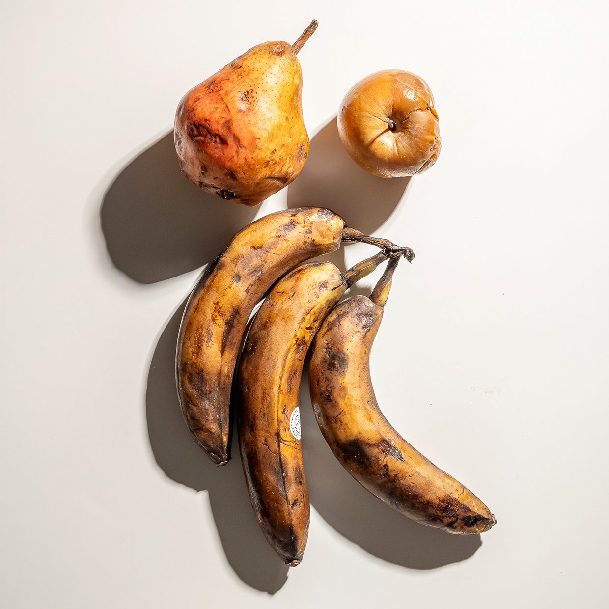 Frutta dimenticata che rivela colori e texture attraverso la trasformazione naturale.
