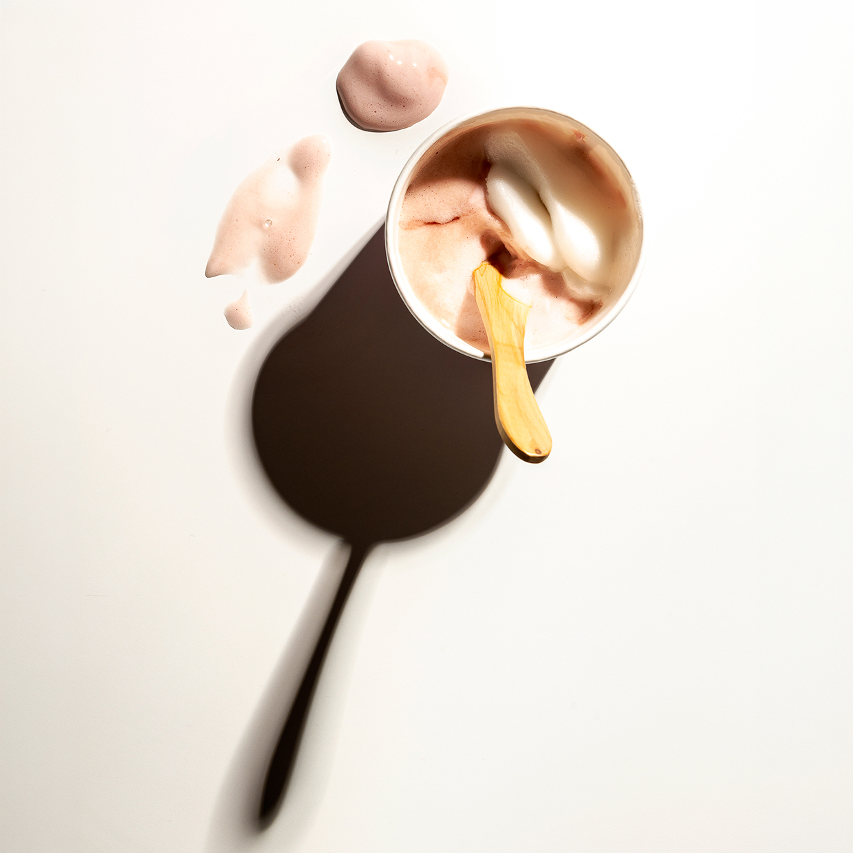 Gelato sciolto fotografato come metafora dello spreco e del tempo che passa.