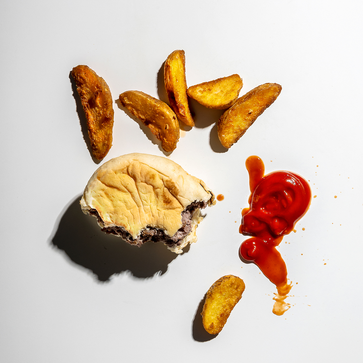 Hamburger avanzato reinterpretato come opera fotografica contemporanea.