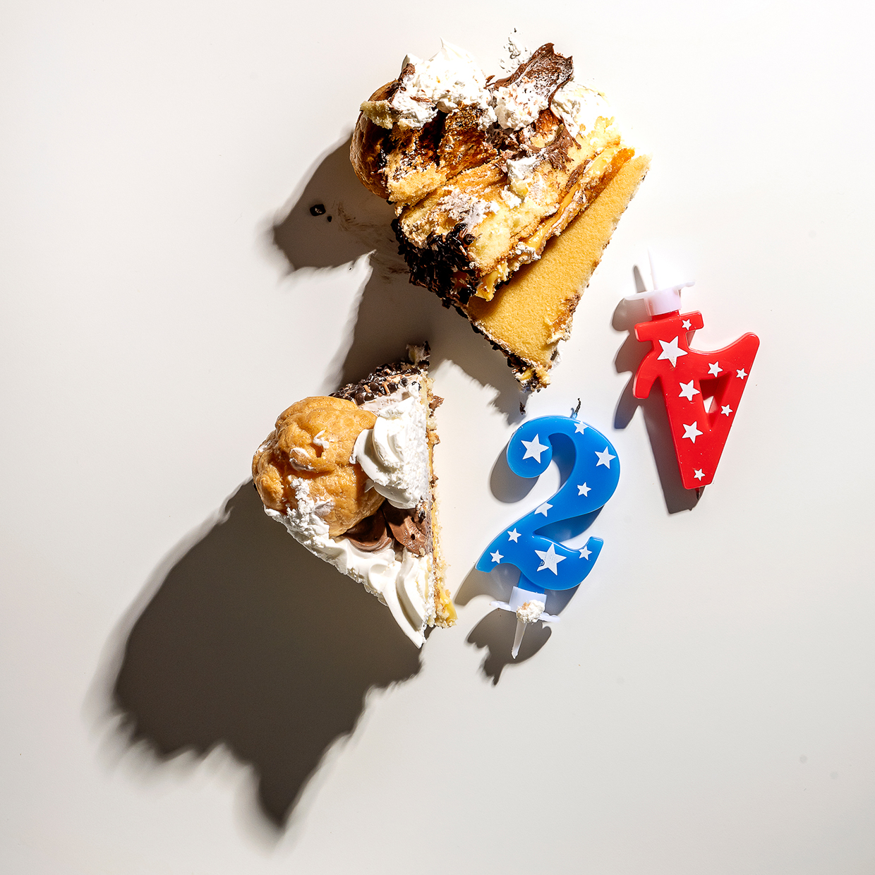 Dolce avanzato fotografato per riflettere sul valore del cibo e dello spreco alimentare.